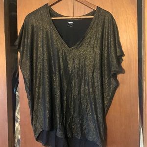 Black and gold M tee